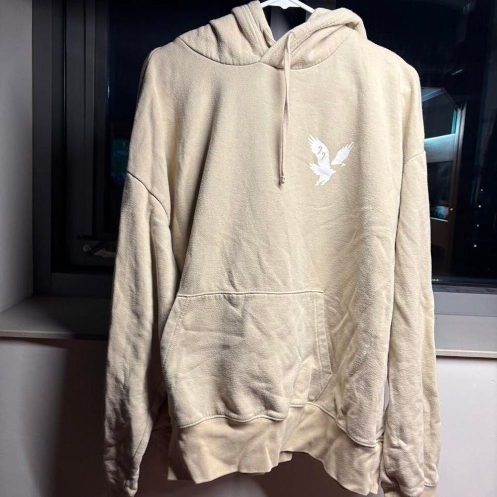 Super crazy tuff af retroAmerican Eagle Outfitters cream hoodie
